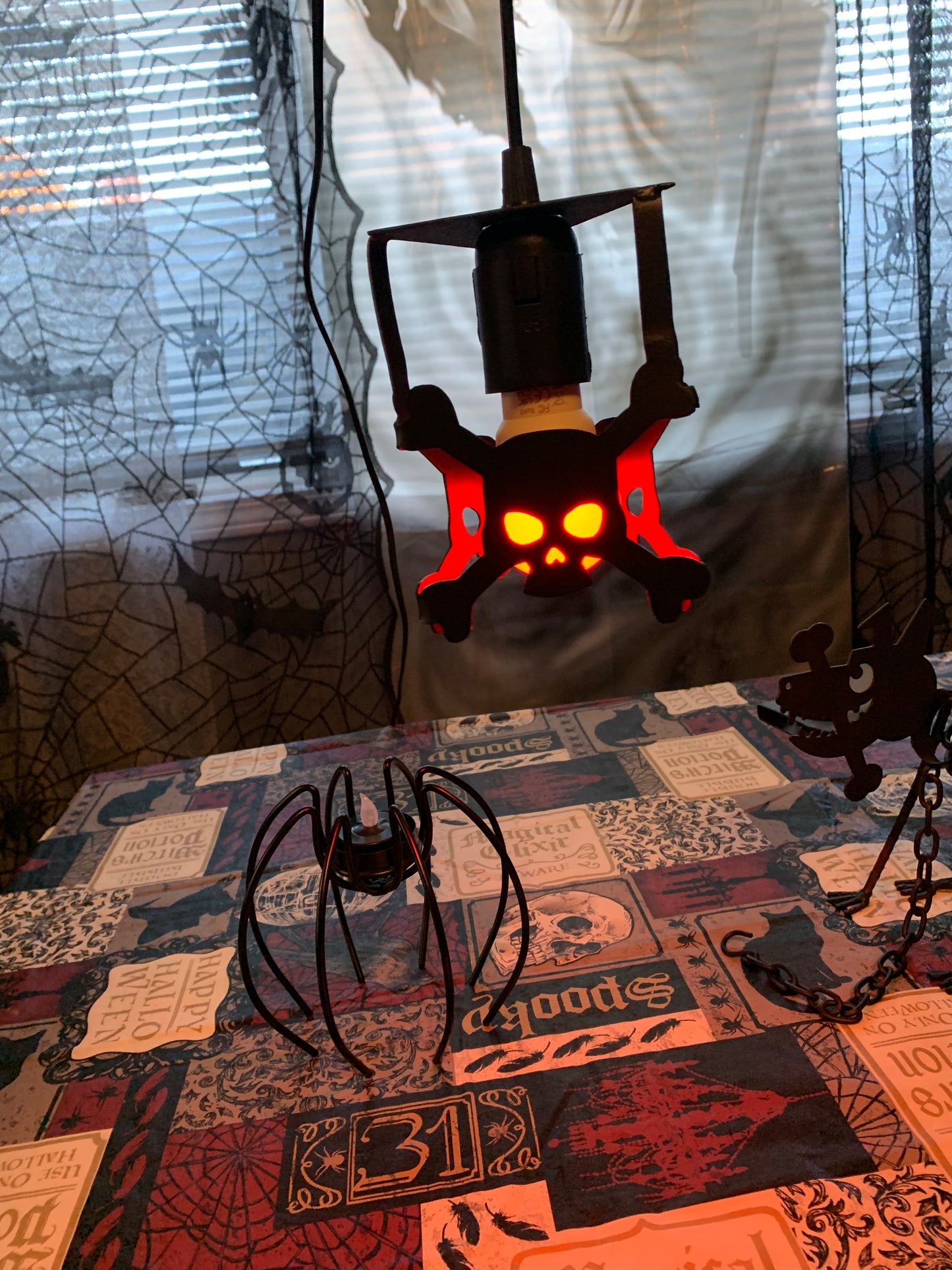 Hanging Metal skull light