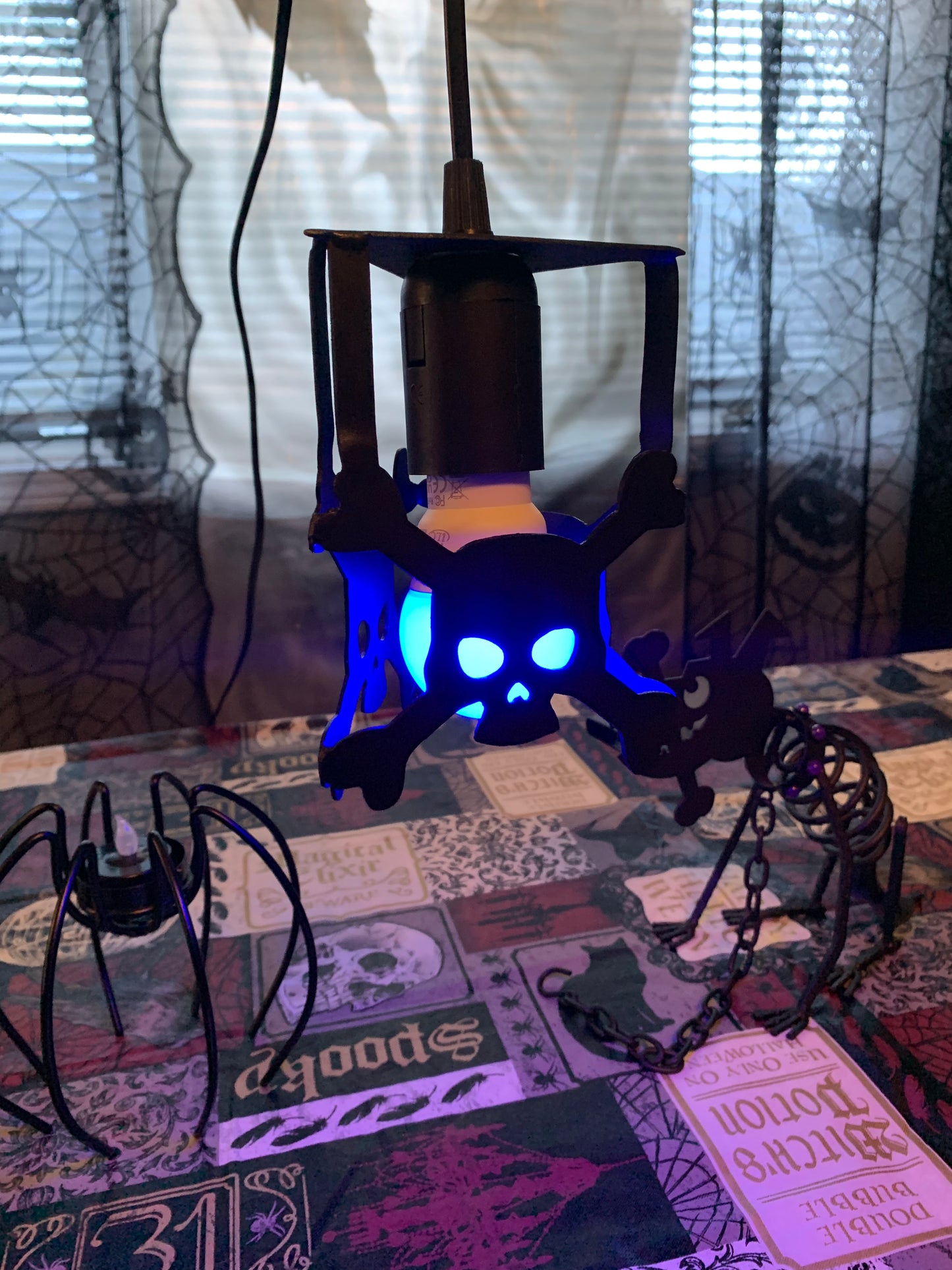 Hanging Metal skull light