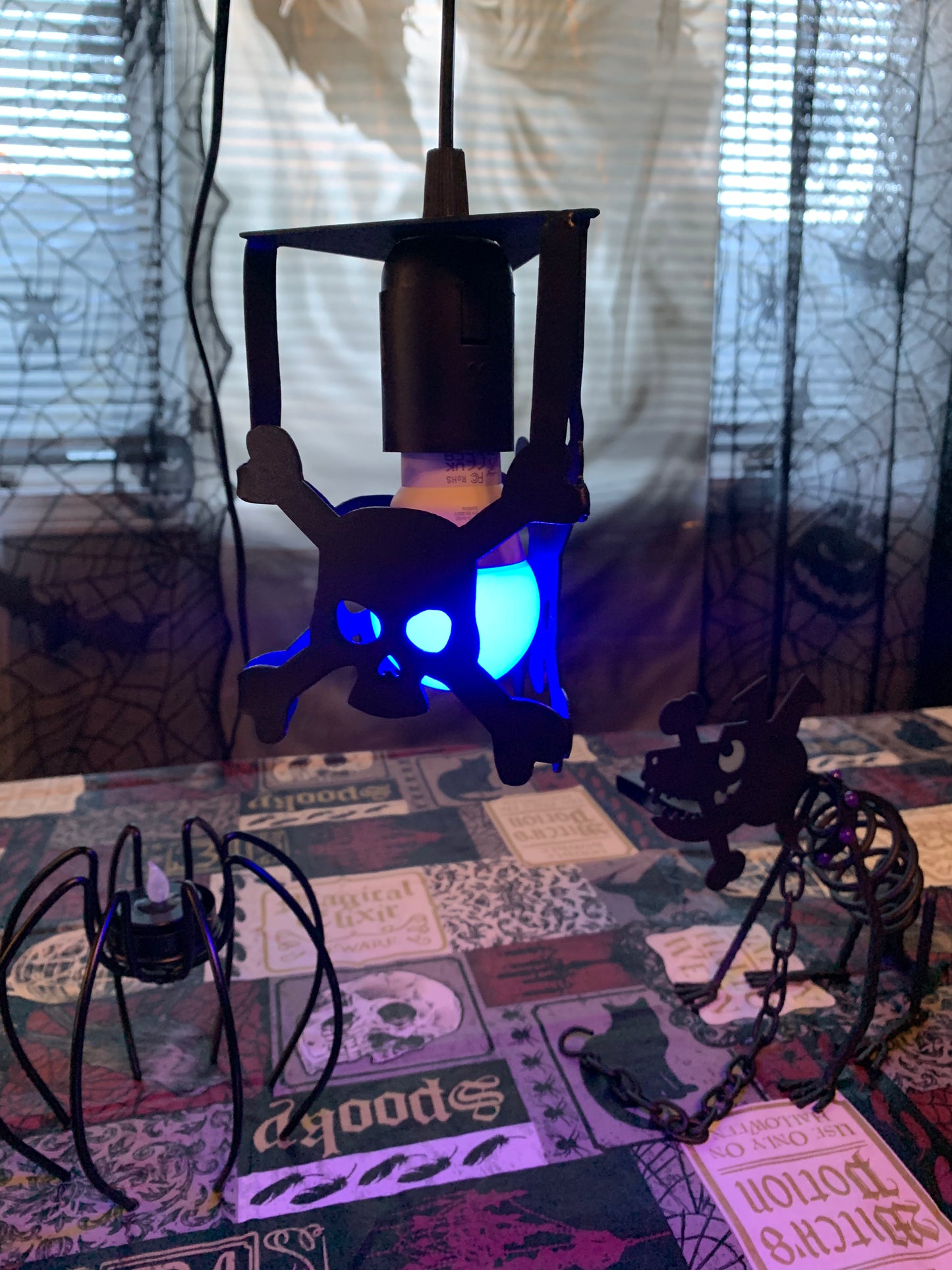 Hanging Metal skull light