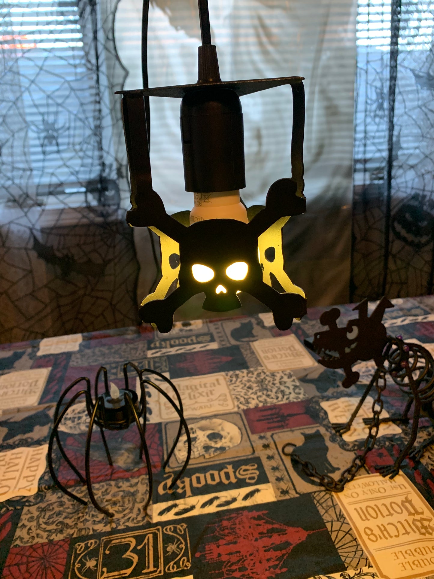 Hanging Metal skull light